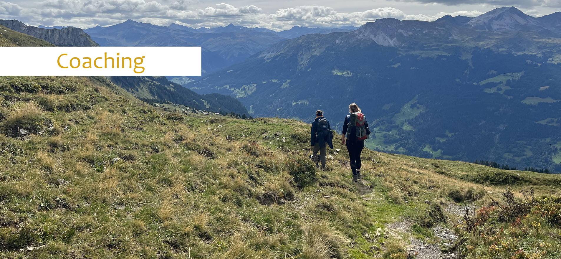 06 Coaching Berge mit Claim li dieses Bild zeigt 2 Menschen in den Bergen – Coaching