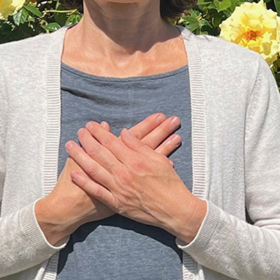 diese Foto zeigt Hande auf der Brust – Selbstmitgefühl